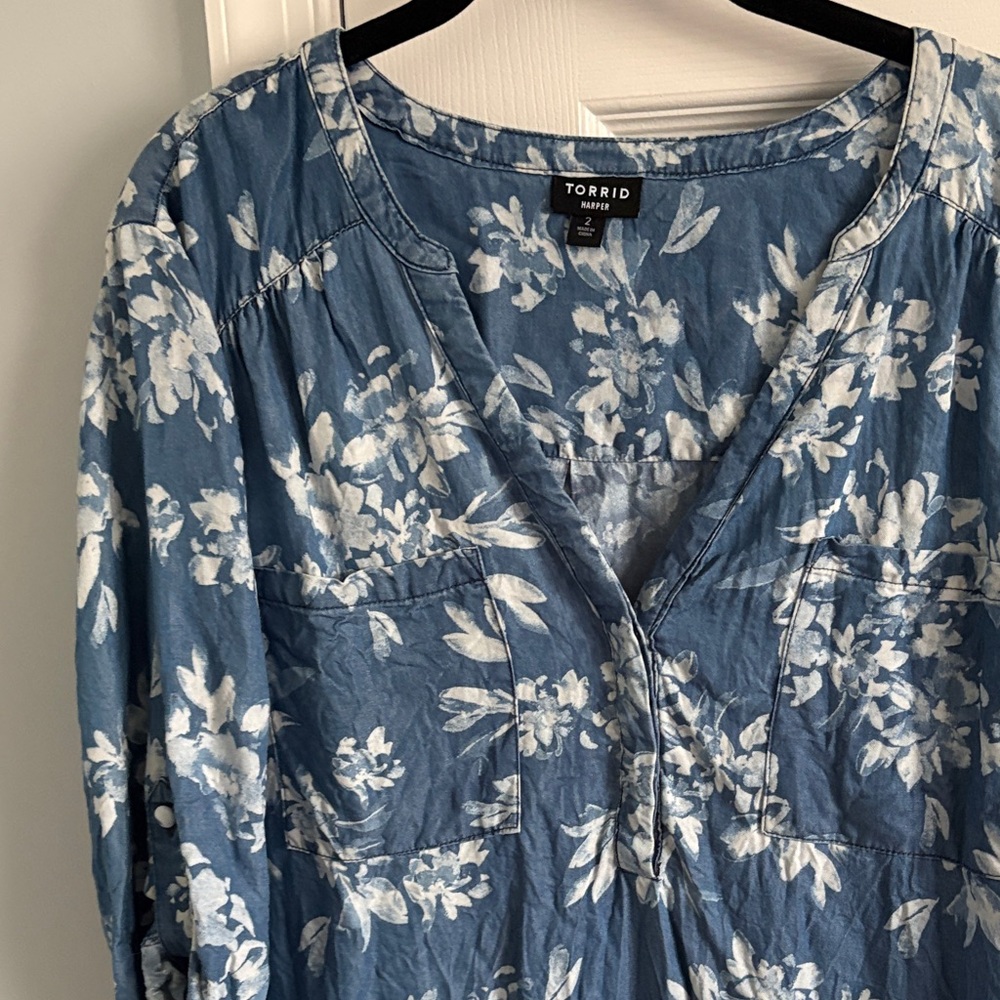 torrid Harper Blue & White Floral VNeck Blouse Roll Tab Sleeves 100% Tencel Sz 2 - Picture 3 of 7
